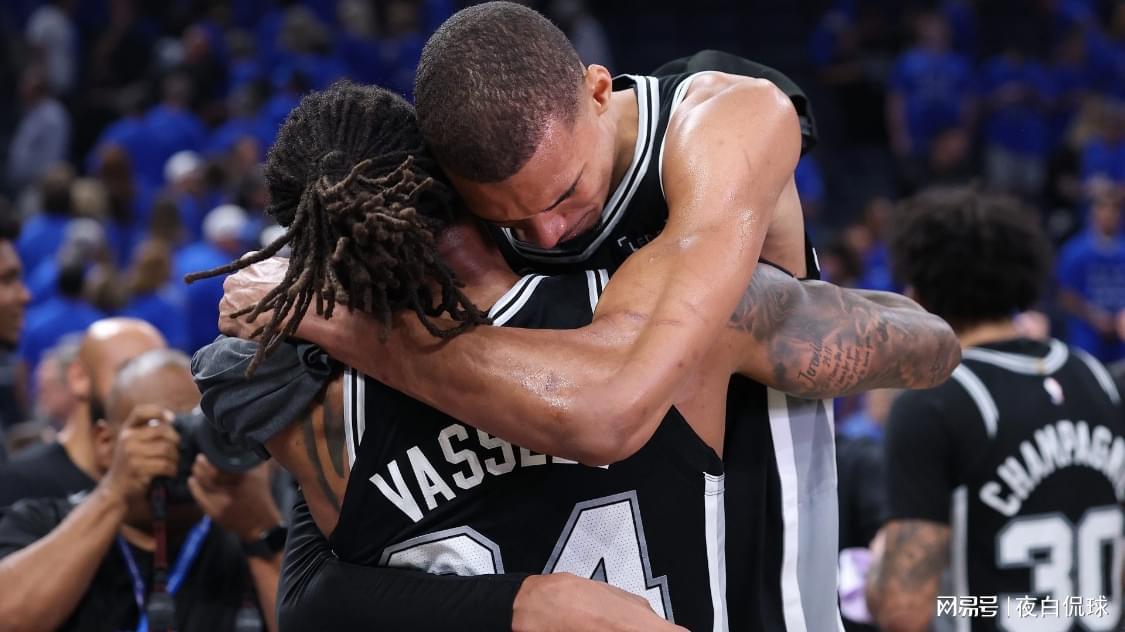 NBA总决赛G1开战前，文班亚马为马刺队友赠送了一份独特的礼物